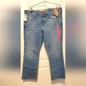 NWT Old Navy women's boot cut jeans. Size 16 short.